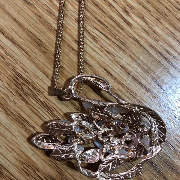 SWAN PENDANT NECKLACE NWOT - Picture 4 of 4